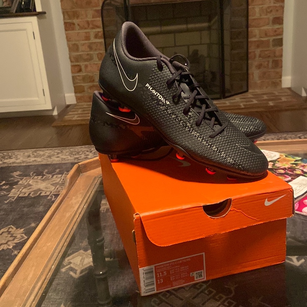 Brand new! Nike Soccer Cleats Phantom GT2 Club FG/MG